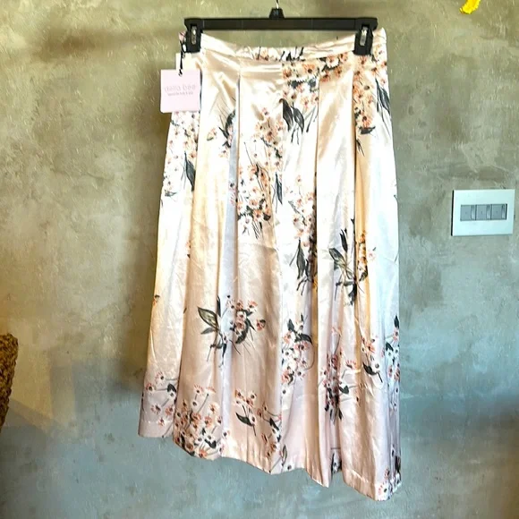 Anthropologie satin skirt flowers and bird print in medium by Della bee